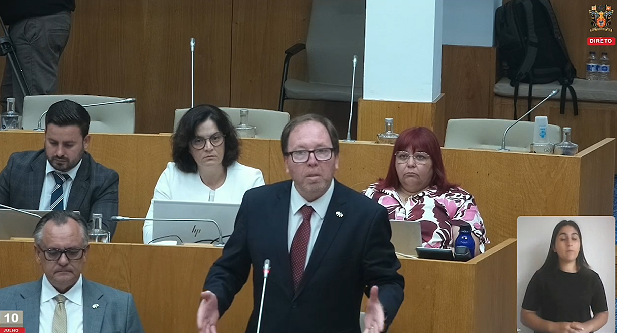 “Recomenda ao Governo Regional doa Açores que promova, com caráter de urgência, junto do Governo da República, as diligencias necessárias com vista ao início da construção do novo estabelecimento prisional de Ponta Delgada”.