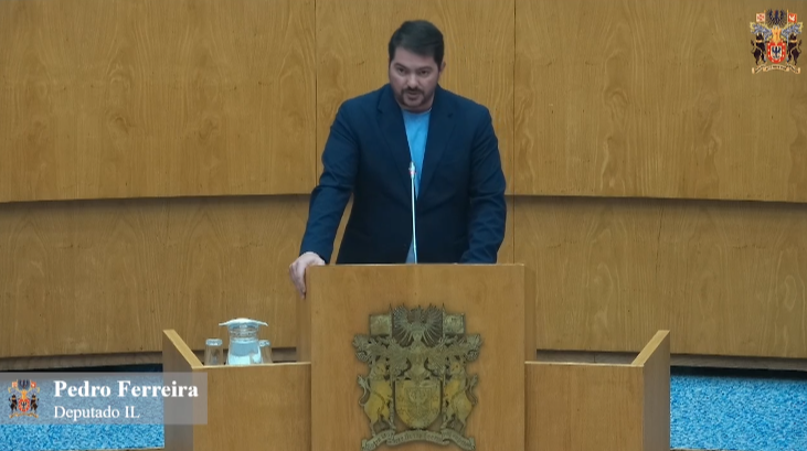 “Recomenda ao Governo Regional que diligencie junto do Governo da República a criação urgente de soluções operacionais adequadas ao controlo de fronteiras marítimas nas ilhas dos Açores”.
