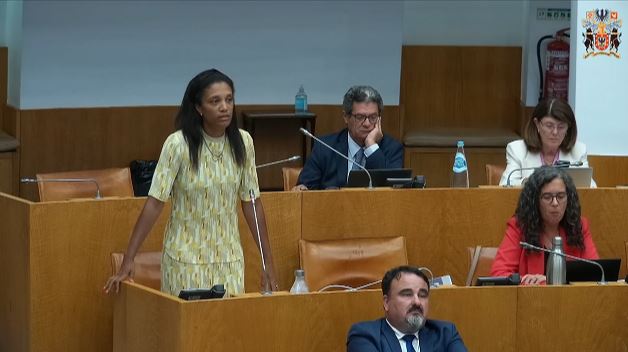 Estabelece as regras e procedimentos relativos ao processo de descongelamento dos trabalhadores da carreira especial médica, a adotar pelos serviços e organismos que integram o Serviço Regional de Saúde da Região Autónoma dos Açores.