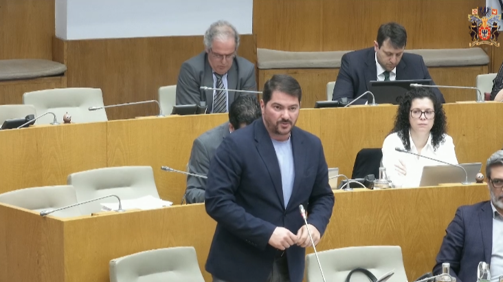 “Recomenda ao Governo Regional que diligencie junto do Governo da República a criação urgente de soluções operacionais adequadas ao controlo de fronteiras marítimas nas ilhas dos Açores”