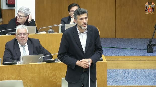 Recomenda ao Governo Regional que aplique um desconto direto nos preços dos combustíveis através da redução em sede de ISP durante o período em que se verifique o aumento abrupto do preço nos mercados internacionais