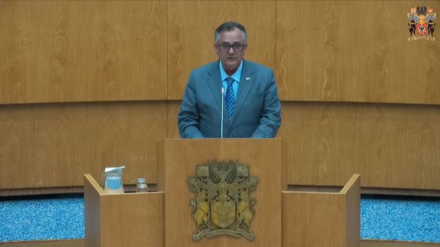 Recomenda ao Governo Regional dos Açores a implementação de uma estratégia integrada para reforçar a eficácia da administração pública, garantir a sustentabilidade do sector empresarial público e assegurar uma gestão responsável dos recursos regionais