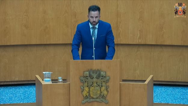 A Terry Costa pelas distinções internacionais recebidas pelo «Arts & Letters Club of Toronto» e pelos «Iberian Festival Awards»