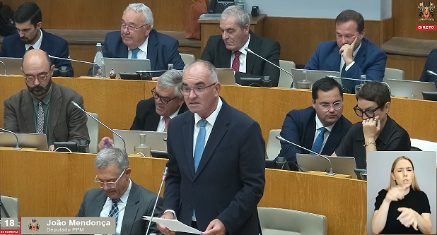 “Assegura o acesso do Município do Corvo aos programas, apoios e benefícios públicos destinados às freguesias, procedendo à décima alteração e à republicação da Lei n.º 75/2013, de 12 de setembro” (PPM).