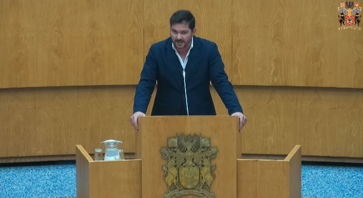 “Recomenda ao Governo Regional dos Açores a integração e funcionamento contínuo do tratamento de substituição opiácea no Serviço Regional de Saúde”.