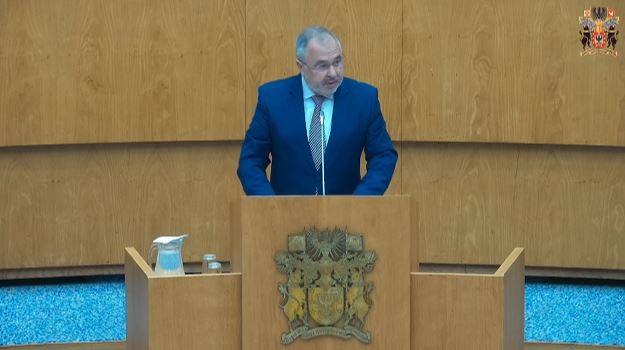 Ao cidadão José do Rosário Bettencourt Cabeceiras de Ávila pela distinção com o Prémio de Serviço à Comunidade Portuguesa, pela Portuguese Fraternal Society of America