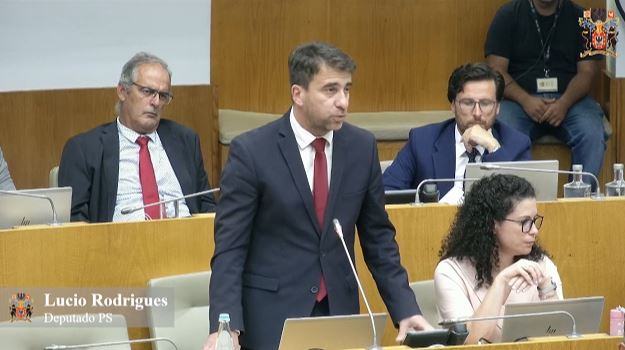 Recomenda a criação das condições necessárias para a formação em medicina desportiva de, pelo menos, um médico por unidade de saúde de ilha, da Região Autónoma dos Açores