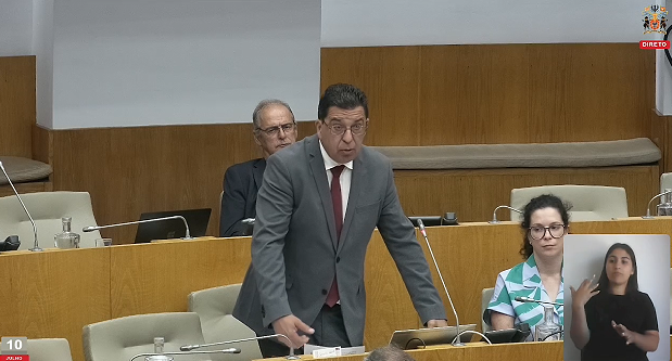 “Recomenda ao Governo Regional dos Açores que assegure uma escala semanal do navio de abastecimento de mercadorias à ilha das Flores”.
