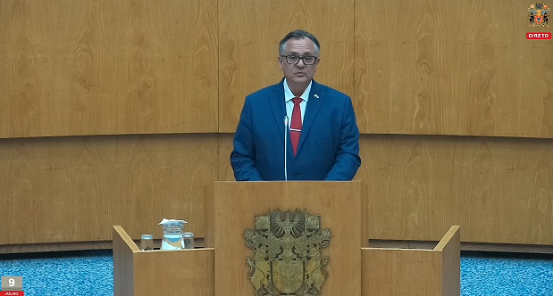“Recomenda ao Governo Regional dos Açores a implementação de uma estratégia integrada para reforçar a eficácia da administração pública, garantir a sustentabilidade do setor empresarial Público e assegurar uma gestão responsável dos recursos regionais”.