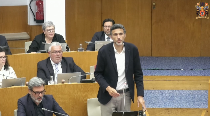 “Recomenda ao Governo Regional que aplique medidas para mitigar o impacto do aumento do preço dos combustíveis no imediato e para acelerar o processo de transição energética” 