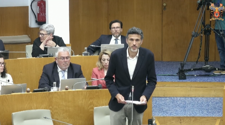 “Recomenda ao Governo Regional que aplique medidas para mitigar o impacto do aumento do preço dos combustíveis no imediato e para acelerar o processo de transição energética” .