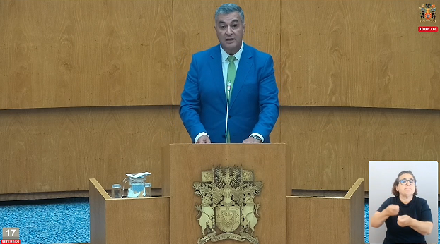 “Recomenda ao Governo Regional dos Açores a urgente atribuição de direitos individuais de prémio à vaca aleitante às explorações da ilha de São Jorge, com especial consideração de critérios socioeconómicos e territoriais” (CDS-PP/PSD/PPM).