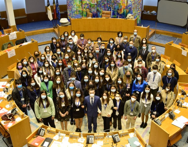 Parte I - Parlamento dos Jovens 2021/2022 - Ensino Básico: “Fake News – Que estratégias para combater a desinformação?”