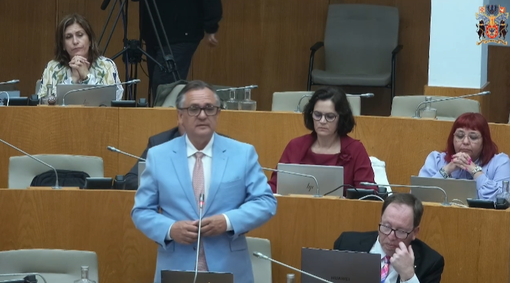 “Recomenda ao Governo Regional dos Açores que desenvolva, junto do Governo da República, as diligências necessárias à criação de um modelo de financiamento estruturado das obrigações de serviço público do transporte aéreo regular inter-ilhas na Região Autónoma dos Açores”.